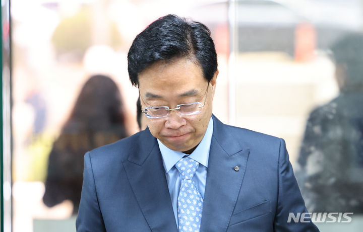 [서울=뉴시스] 최진석 기자 = '억대 금품 수수' 혐의를 받는 전준경 전 민주연구원 부원장이 지난해 3월28일 서울 서초구 서울중앙지방법원에서 열린 구속 전 피의자 심문(영장실질심사)에 출석하고 있다. 2024.03.28. myjs@newsis.com