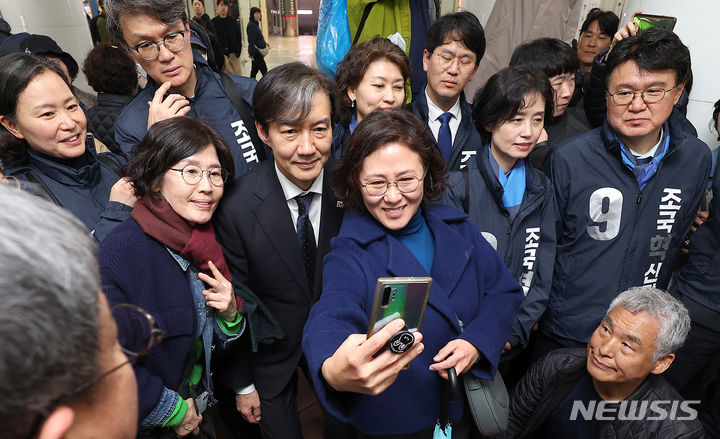 [대구=뉴시스] 이무열 기자 = 조국 조국혁신당 대표가 28일 대구 중구 동성로를 찾아 시민들과 기념촬영을 하고 있다. 2024.03.28. lmy@newsis.com