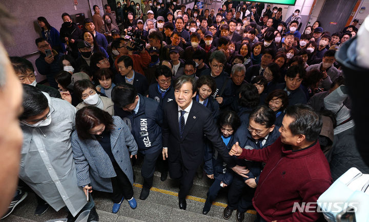 [대구=뉴시스] 이무열 기자 = 조국 조국혁신당 대표가 28일 대구 중구 대구도시철도1호선 중앙로역에서 선거 유세를 하며 이동하고 있다. 2024.03.28. lmy@newsis.com