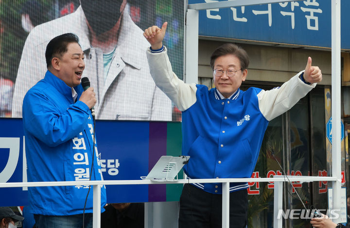 [서울=뉴시스] 고범준 기자 = 이재명 더불어민주당 대표가 4.10 총선 공식 선거운동 첫날인 28일 서울 동작구 성대전통시장을 방문해 동작갑 김병기 후보 지지 유세를 하고 있다. 2024.03.28. bjko@newsis.com