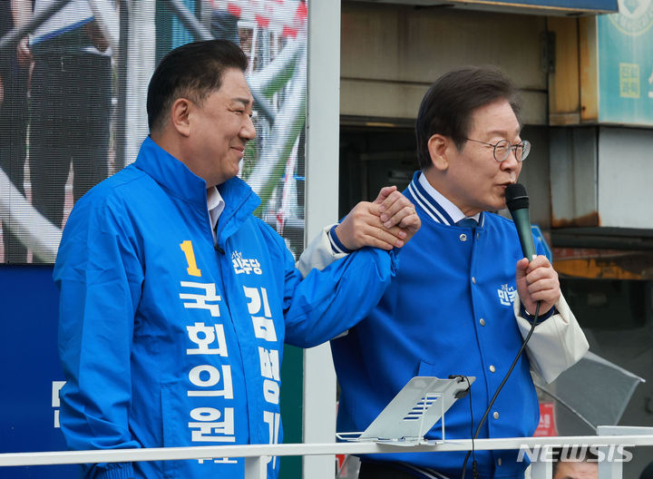 [서울=뉴시스] 고범준 기자 = 이재명 더불어민주당 대표가 4.10 총선 공식 선거운동 첫날인 28일 서울 동작구 성대전통시장을 방문해 동작갑 김병기 후보 지지 유세를 하고 있다. 2024.03.28. bjko@newsis.com