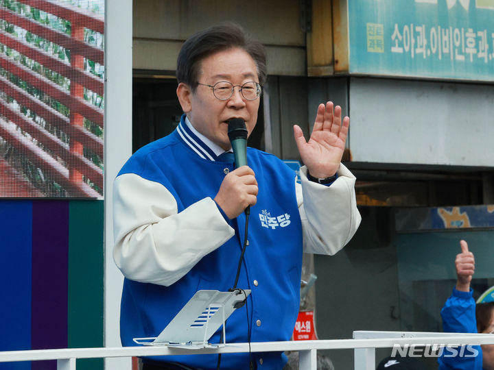 [서울=뉴시스] 고범준 기자 = 이재명 더불어민주당 대표가 4.10 총선 공식 선거운동 첫날인 28일 서울 동작구 성대전통시장을 방문해 동작갑 김병기 후보 지지 유세를 하고 있다. 2024.03.28. bjko@newsis.com
