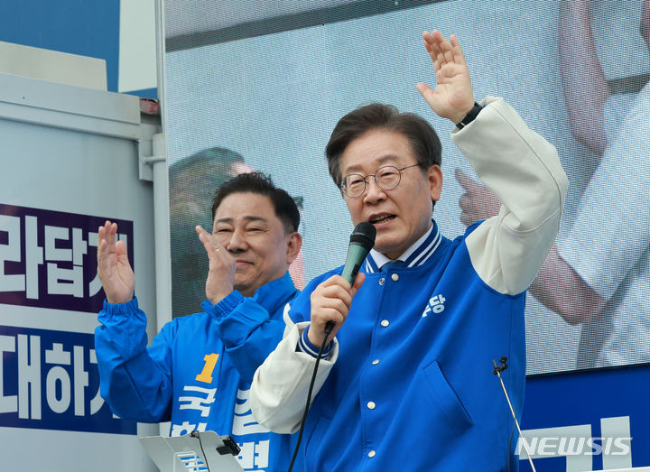 [서울=뉴시스] 고범준 기자 = 이재명 더불어민주당 대표가 4.10 총선 공식 선거운동 첫날인 28일 서울 동작구 성대전통시장을 방문해 동작갑 김병기 후보 지지 유세를 하고 있다. 2024.03.28. bjko@newsis.com