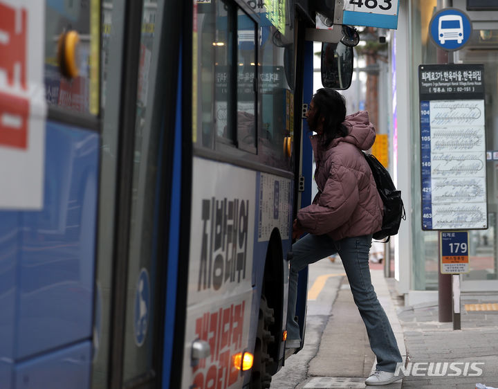 [서울=뉴시스] 김명년 기자 = 서울 시내버스 파업이 종료된 28일 오후 서울 중구 한 버스정류장에서 한 외국인 관광객이 버스에 탑승하고 있다. 2024.03.28. kmn@newsis.com