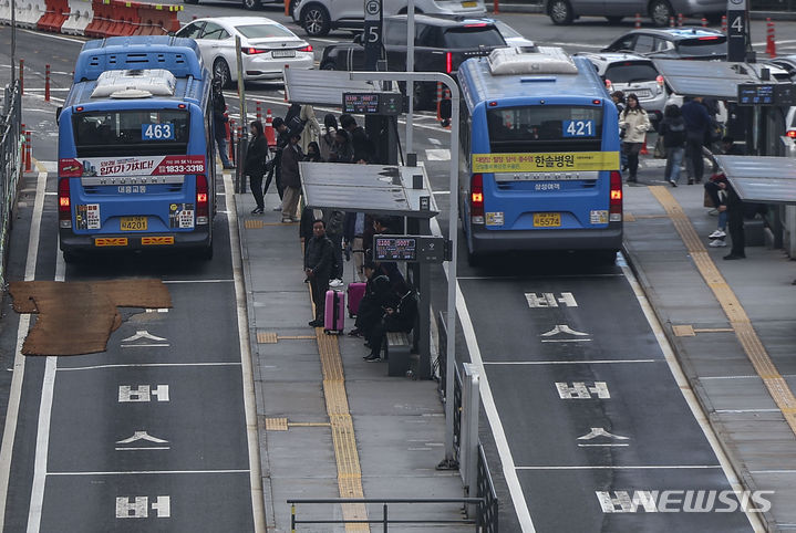 [서울=뉴시스] 정병혁 기자 = 28일 서울 중구 서울역환승센터 정류장에 버스가 정차해 있다. 2024.03.28. jhope@newsis.com