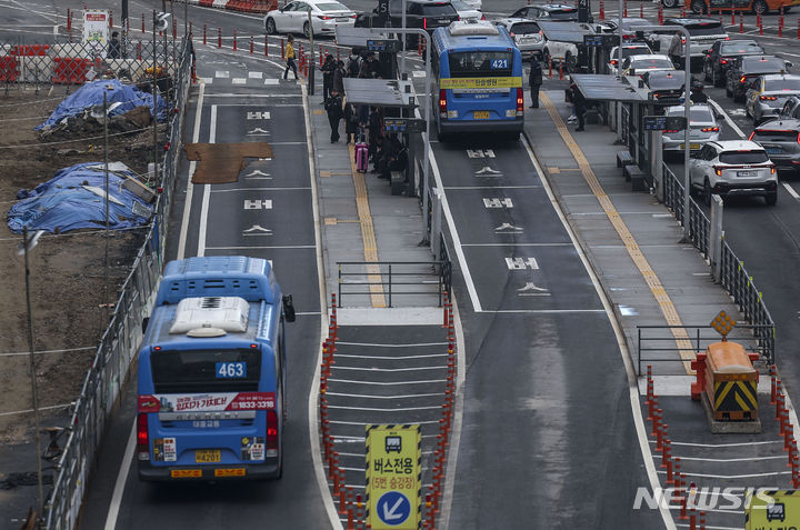 [서울=뉴시스] 정병혁 기자 = 28일 서울 중구 서울역환승센터 정류장에 버스가 정차해 있다. 2024.03.28. jhope@newsis.com