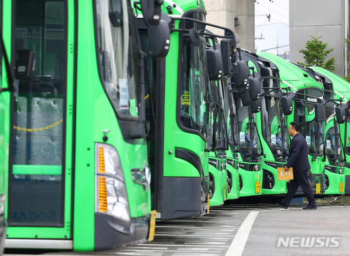 [서울=뉴시스] 김근수 기자 = 서울 시내버스 파업이 타결된 28일 서울 용산구의 한 차량 차고지에서 한 버스 운전기사가 운행을 준비하기 위해 이동하고 있다. 2024.03.28. ks@newsis.com