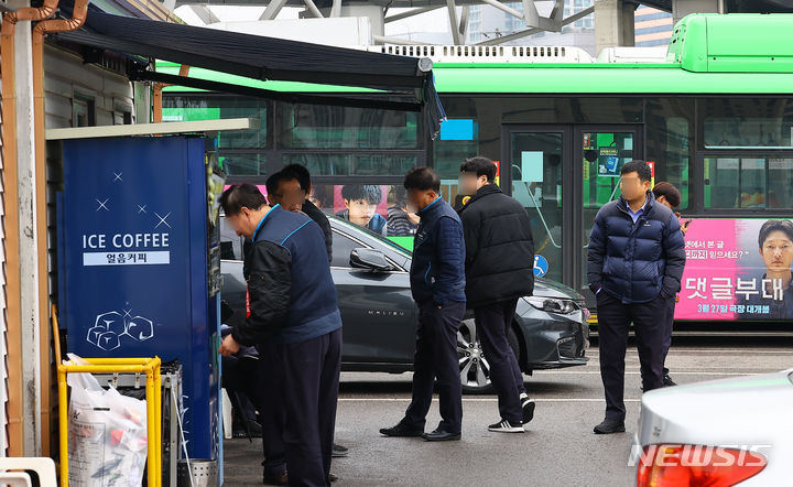 [서울=뉴시스] 김근수 기자 = 서울 시내버스 파업이 타결된 지난 28일 서울 용산구의 한 차량 차고지에서 버스 운전기사들이 운행을 준비하고 있다. 2024.03.28. ks@newsis.com