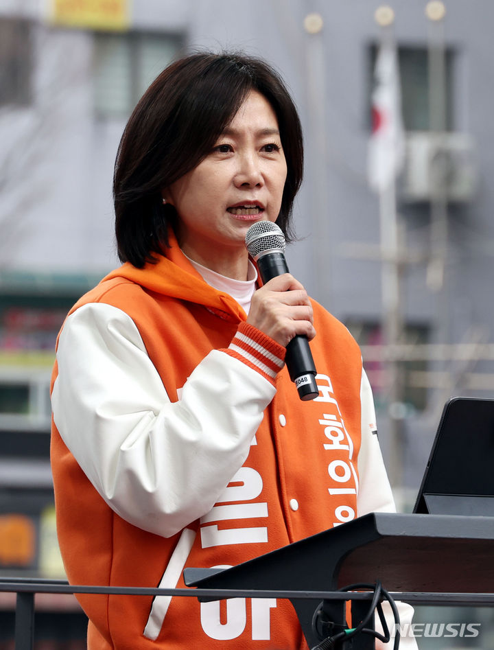 [서울=뉴시스] 조성봉 기자= 제 22대 국회의원 선거 영등포 갑에 출마한 허은아 개혁신당 후보가 28일 오후 서울 영등포구 영등포역 광장에서 열린 개혁신당 중앙당 발대식에서 시민들에게 지지를 호소하고 있다.&nbsp;&nbsp;&nbsp; 2024.03.28.suncho21@newsis.com