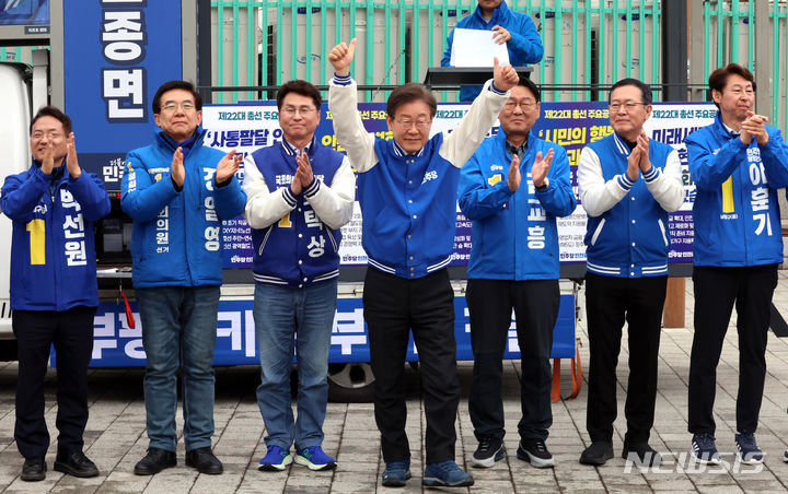 [인천=뉴시스] 전진환 기자 = 이재명 더불어민주당 대표가 제22대 국회의원선거 공식 선거운동이 시작된 28일 오후 인천 부평역 북광장에서 열린 인천시당 총선 출정식에서 사회자의 소개에 양손을 들어 인사하고 있다.&nbsp; 2024.03.28. amin2@newsis.com