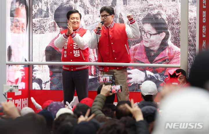 [서울=뉴시스] 추상철 기자 = 한동훈 국민의힘 비상대책위원장이 28일 오후 서울 노원구 경춘선숲길 공원에서 열린 '국민의힘으로 노원살리기' 지원유세에서 현경병 노원구갑 후보의 지지를 호소하고 있다. 2024.03.28. scchoo@newsis.com