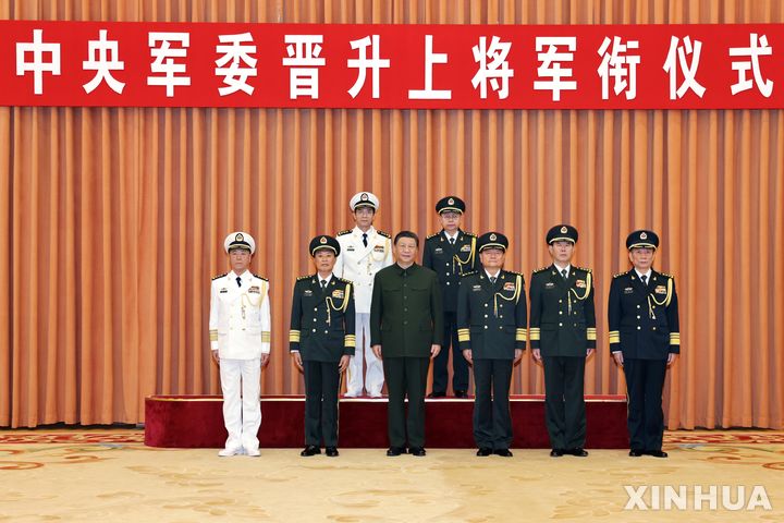 [베이징=신화/뉴시스] 시진핑 중국 중앙군사위원회 주석 겸 국가주석은 28일 베이징에서 열린 승진식에 참석해 왕런화 중앙군사위 정법위 서기와 샤오톈량 국방대학교장을 상장에 임명하는 명령장을 수여했다. 2024.03.29 