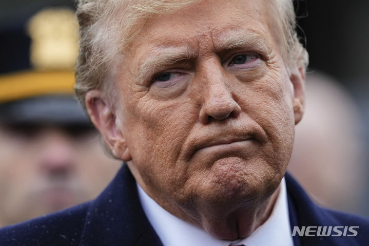 [뉴욕=AP/뉴시스]미국 공화당 대선 후보인 도널드 트럼프 전 대통령이 집권할 경우 우크라이나 영토 일부를 러시아에 넘기려 할 수 있다는 보도가 7일(현지시각) 나왔다. 사진은 지난달 28일 뉴욕에서 교통 단속 중 총격으로 사망한 경찰관의 장례식에 참석한 뒤 기자회견하는 트럼프 전 대통령. 2024.04.08.