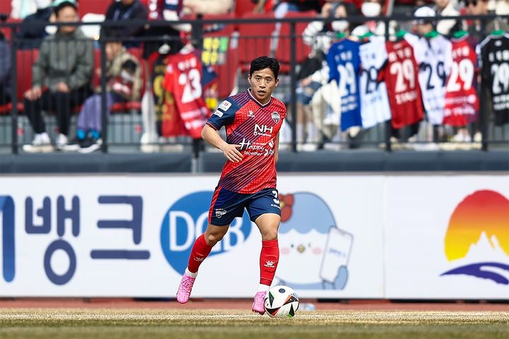 김현욱이 드리블하고 있다 (사진=김천상무 제공) *재판매 및 DB 금지