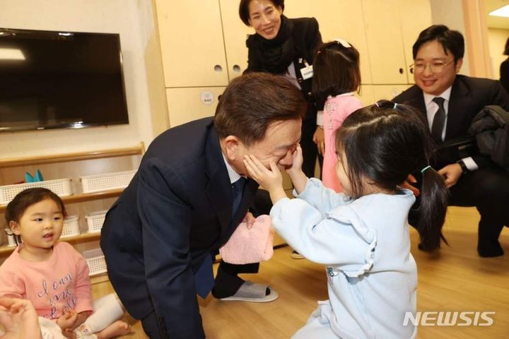 [광명=뉴시스] 3월 21일 시립광명포레나 어린이집을 방문한 박승원 광명시장의 볼을 한 어린이가 쓰다듬고 있다.(사진=광명시 제공)2024.03.29.photo@newsis.com
