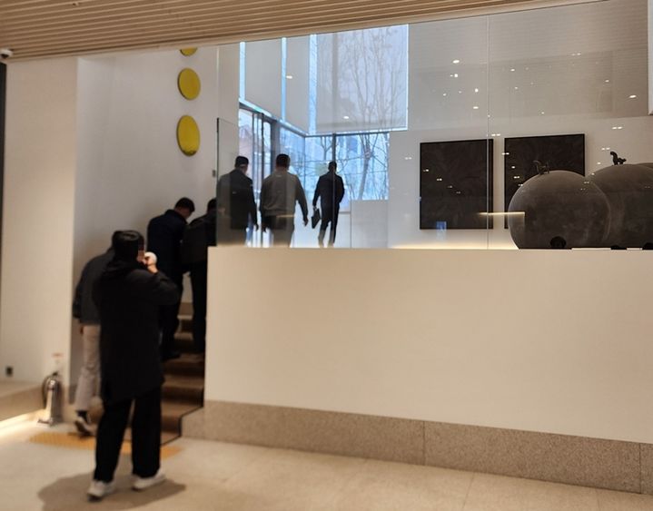 [서울=뉴시스] 주동일 기자 = 남양유업이 29일 서울 강남구 논현동 1964빌딩에서 연 정기주주총회에 주주들이 입장하는 모습. 2024.03.29. *재판매 및 DB 금지