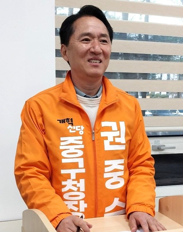 [대전=뉴시스] 조명휘 기자 = 권중순 개혁신당 대전 중구청장 재선거 후보가 29일 오전 대전시의회 기자실에서 회견을 열고 새로운미래 윤양수 후보에 대한 허위재산 신고 의혹을 제기하고 있다. 2024.03.29. photo@newsis.com *재판매 및 DB 금지