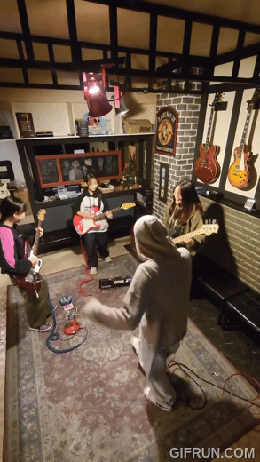 [서울=뉴시스] 유튜브 채널 '빌리지팝스'는 지난 10일 '태안여중 밴드부 홍보영상 "NO PAIN"'이라는 제목의 영상을 올렸다. (사진= '빌리지팝스' 채널 캡처) 2024.3.29. photo@newsis.com *재판매 및 DB 금지 *재판매 및 DB 금지