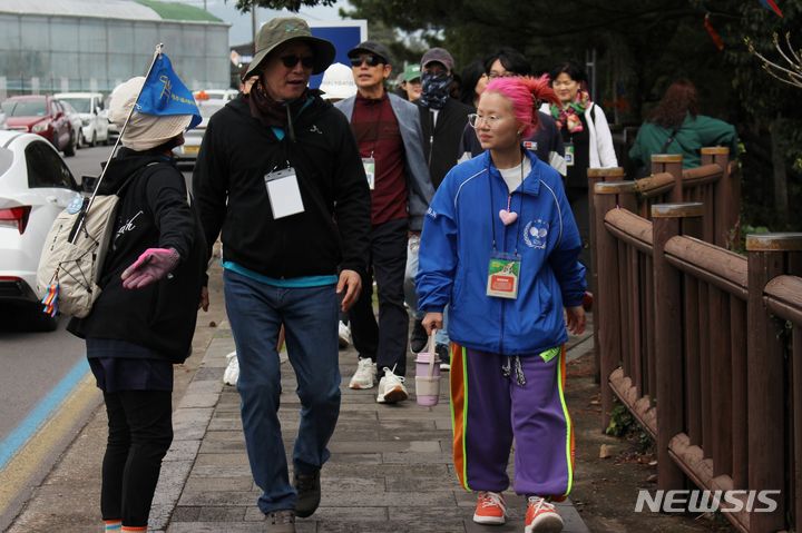 [제주=뉴시스] 김일환 제주대학교 총장이 2024년 3월29일 오전 제주 서귀포시 하효동 올레길 6코스(쇠소깍다리~제주올레여행자센터)를 걸으며 학생과 얘기를 나누고 있다. 김 총장은 이날 '제주올레길과 자아성찰' 교과 멘토로 참여했다. (사진=뉴시스 DB). photo@newsis.com 