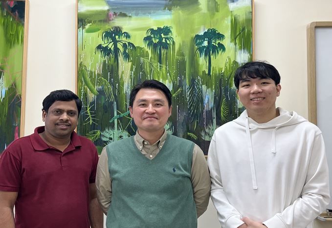 [천안=뉴시스] 한국기술교육대학교 에너지신소재화학공학부가줄라 프라사드 연구교수(왼쪽), 배진우 교수(가운데), 윤재욱 박사과정. (사진=한기대 제공) 2024.03.29. photo@newsis.com *재판매 및 DB 금지