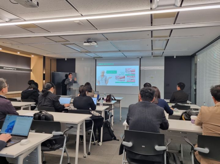 [서울=뉴시스] 30일 세계 치과용 임플란트 시장 점유율 1위 기업 스트라우만 그룹의 한국 지사 스트라우만 덴탈 코리아는 임플란트 최신 지견과 디지털 덴티스트리 현황과 전망에 대해 소개하는 미디어 아카데미를 성황리에 마쳤다고 30일 밝혔다. (사진=스트라우만 덴탈 코리아 제공) 2024.03.29. photo@newsis.com *재판매 및 DB 금지