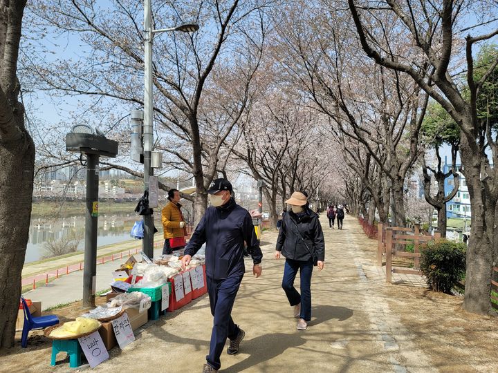 [대구=뉴시스] 이상제 기자 = 29일 오후 대구 동구 지저동 금호강 둔치를 찾은 시민들이 길을 따라 걷고 있다. 2024.03.29. photo@newsis.com *재판매 및 DB 금지