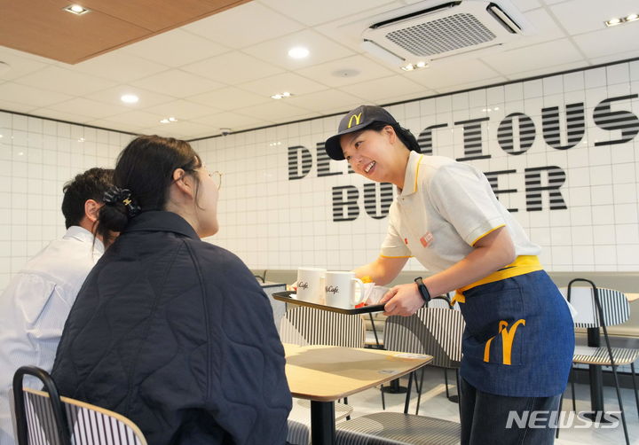 [서울=뉴시스] 김기원 한국맥도날드 대표이사가 29일 방배점 매장에서 테이블 서비스 등의 매장 업무에 직접 참여하며 고객들과 소통하는 시간을 가졌다. (사진=한국맥도날드 제공)