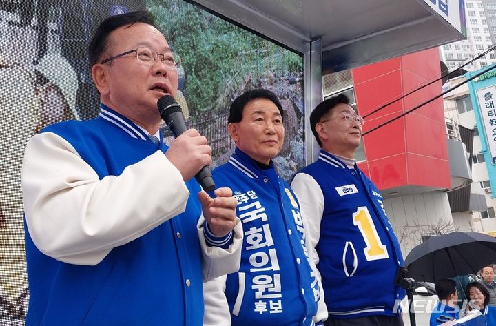 [대전=뉴시스] 조명휘 기자 = 김부겸 더불어민주당 상임공동선대위원장이 29일 오후 대전 중구 대사동 금요 장터에서 박용갑 국회의원 후보와 김제선 중구청장 후보 지원유세를 하고 있다. 2024.03.29. photo@newsis.com