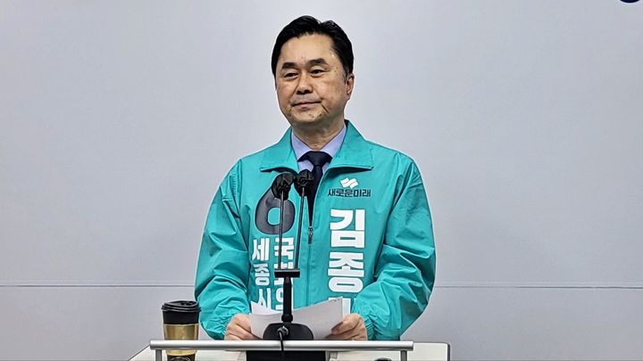 [세종=뉴시스] 송승화 기자 = 기자 질문을 듣는 김종민 새로운미래 세종갑 선거구 후보.2024.03.29. ssong1007@newsis.com *재판매 및 DB 금지