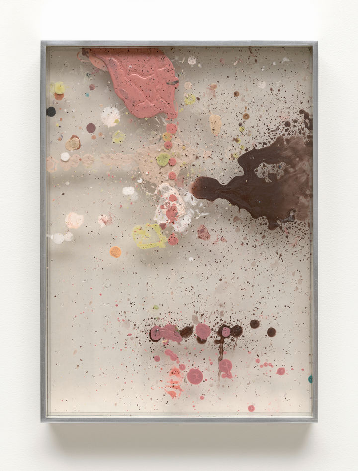 강서경_모라 55 × 40 — 누하 #16〉 2014-2023 Gouache, dust, acrylic panel, silk mounted on paper, silver leaf frame 55 x 40 x 6 cm Courtesy of the artist and Kukje Gallery 사진: 안천호 이미지 제공: 국제갤러리 *재판매 및 DB 금지