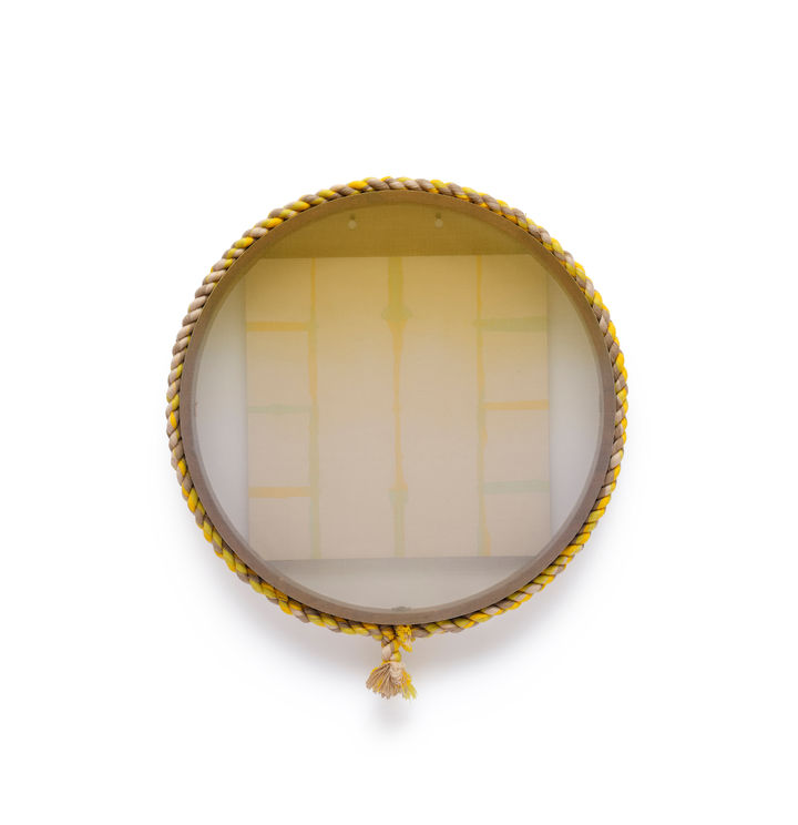 강서경 〈아워스 — 일 #23-15〉 2022-2023 Painted steel, silk, Korean hanji paper, gouache, rope, brass bolts, leather, scraps 72 x 62 x 8 cm Courtesy of the artist 사진: 김상태 이미지 제공: 강서경 스튜디오 *재판매 및 DB 금지