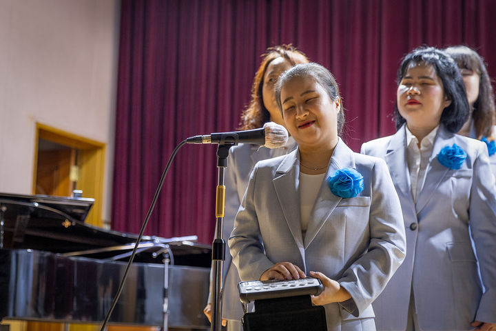 [서울=뉴시스]특별 멘토로 나선 이정헌 코웨이 물빛소리 합창단원이 강연을 진행하고 있다.(사진=코웨이 제공) *재판매 및 DB 금지