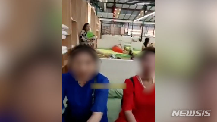 중국에서 쇼핑을 하지 않았다는 이유로 단체 관광객을 매장에 억류했다는 내용의 영상이 소셜미디어(SNS)에 올라와 파장이 일었다. 결국 현지 당국이 조사에 나서 관련된 업체들에 처벌을 내렸다. 출처 : @weibo *재판매 및 DB 금지