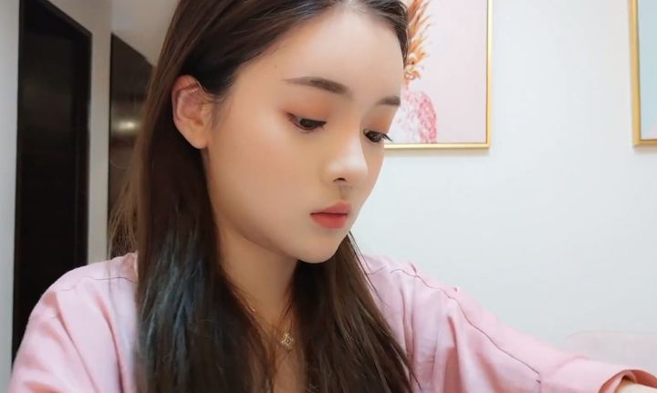 [서울=뉴시스] 중국의 유명 인플루언서 판위룬이 ‘176억원 납세’ 공개 영상을 올렸다고 사우스차이나모닝포스트(SCMP)가 29일(현지시각) 보도했다. 사진은 판위룬. (사진=유튜브 갈무리) 2024.03.29. *재판매 및 DB 금지