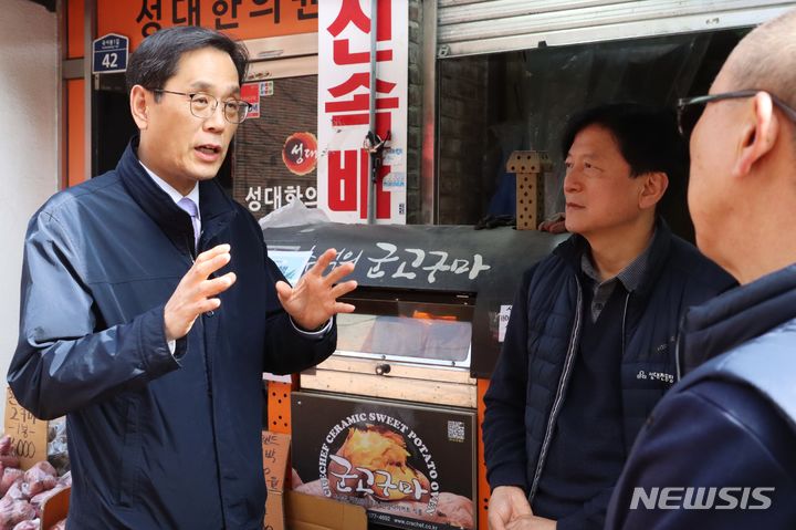 [세종=뉴시스]한훈 농림축산식품부 차관은 29일 오후 서울 동작구 성대전통시장에 방문해 농축산물 수급 동향 및 전통시장의 농산물 납품단가 지원 확대 추진 현황을 점검하고 전통시장 상인들의 의견을 청취했다.(사진=농림축산식품부 제공)