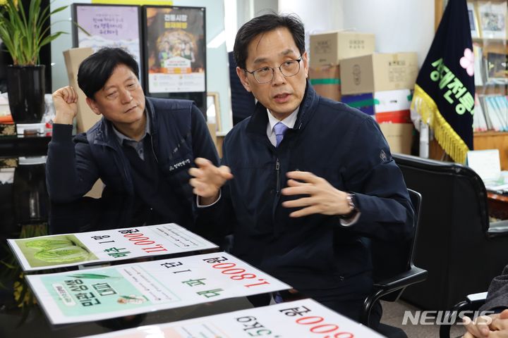 [세종=뉴시스]한훈 농림축산식품부 차관은 29일 오후 서울 동작구 성대전통시장에 방문해 농축산물 수급 동향 및 전통시장의 농산물 납품단가 지원 확대 추진 현황을 점검하고 전통시장 상인들의 의견을 청취했다.(사진=농림축산식품부 제공)