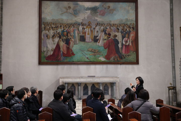 [서울=뉴시스] 천주교 서울대교구 명동대성당 도슨트 프로그램 현장 (사진=천주교 서울대교구 제공) 2024.03.29. photo@newsis.com *재판매 및 DB 금지