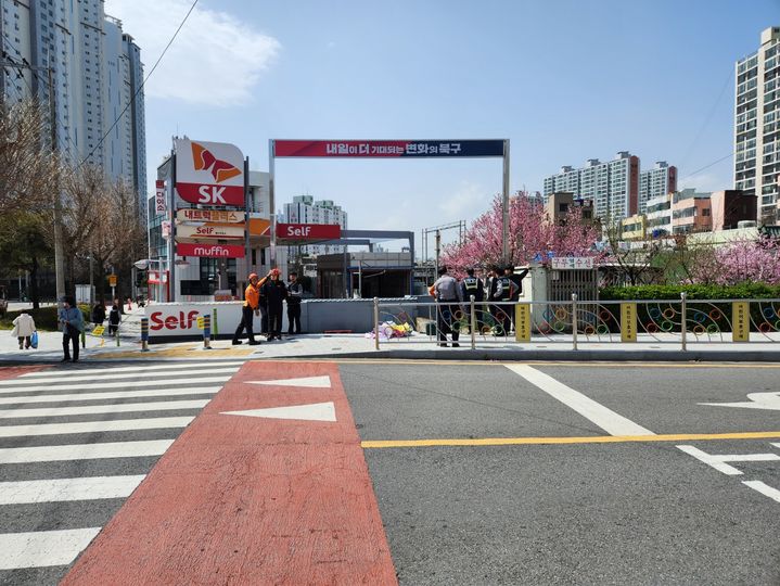 [부산=뉴시스] 강풍주의보가 내려진 29일 부산소방재난본부에 따르면 이날 낮 12시 29분께 북구의 한 주유소 인근 철골조 현수막 안전조치를 시행했다. (사진=부산소방재난본부 제공) 2024.03.29. photo@newsis.com *재판매 및 DB 금지