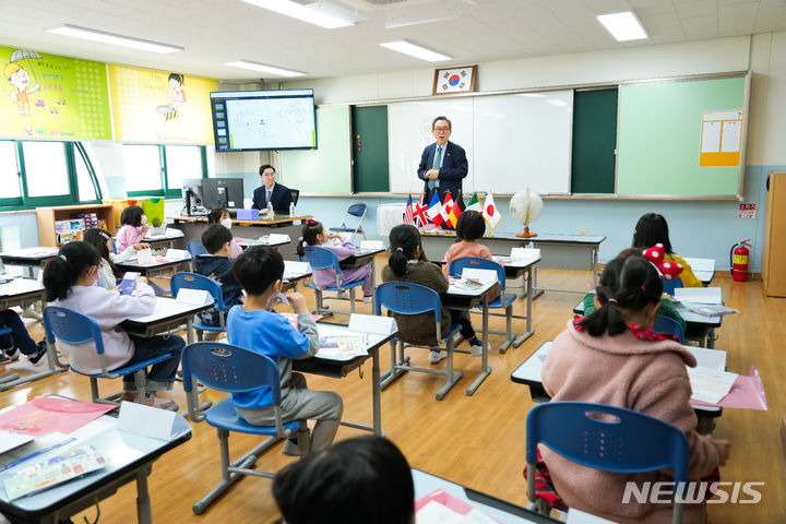 [서울=뉴시스] 조태열 외교부 장관은 29일 오후 서울 휘경초등학교 늘봄학교에서 일일교사 자격으로 참여형 수업을 진행했다. (사진= 외교부 제공)