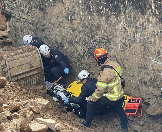 29일 오전 8시 38분쯤 인제군 인제읍 가아리 공사현장에서 굴삭기 작업 중 버킷 이탈사고로 60대 작업자가 숨졌다. 강원도소방본부 제공 *재판매 및 DB 금지