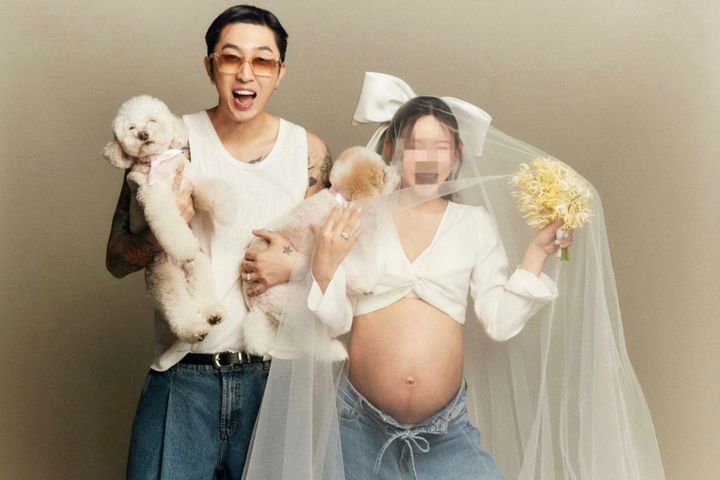 [서울=뉴시스] 래퍼 슬리피가 아내와 함께 찍은 화보를 공개했다. (사진=슬리피 인스타그램 캡처) 2024.03.29. photo@newsis.com *재판매 및 DB 금지