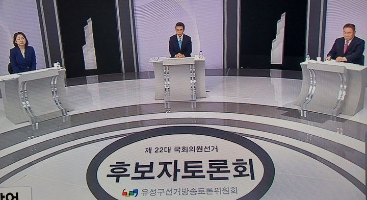 [대전=뉴시스] 조명휘 기자 = 제22대 국회의원총선거 대전 유성구을 후보들이 29일 오후 방송된 선관위 주관 대전KBS TV토론회를 준비하고 있다. 2024.03.29. photo@newsis.com *재판매 및 DB 금지