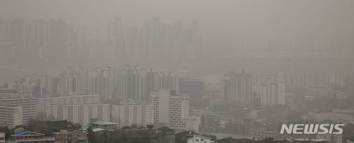 [서울=뉴시스] 정병혁 기자 = 전국 대부분의 지역에 황사와 미세먼지의 영향으로 대기질이 나쁜 가운데 29일 서울 중구 남산에서 바라본 도심이 뿌옇게 보이고 있다. 2024.03.29. jhope@newsis.com