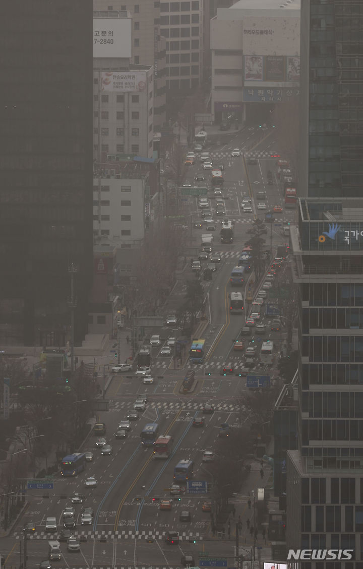 [서울=뉴시스] 정병혁 기자 = 전국 대부분의 지역에 황사와 미세먼지의 영향으로 대기질이 나쁜 가운데 29일 서울 중구 남산에서 바라본 삼일대로가 뿌옇게 보이고 있다. 2024.03.29. jhope@newsis.com