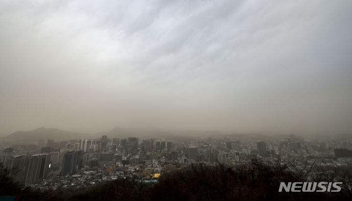 [서울=뉴시스] 정병혁 기자 = 전국 대부분의 지역에 황사와 미세먼지의 영향으로 대기질이 나쁜 가운데 29일 서울 중구 남산에서 바라본 도심이 뿌옇게 보이고 있다. 2024.03.29. jhope@newsis.com