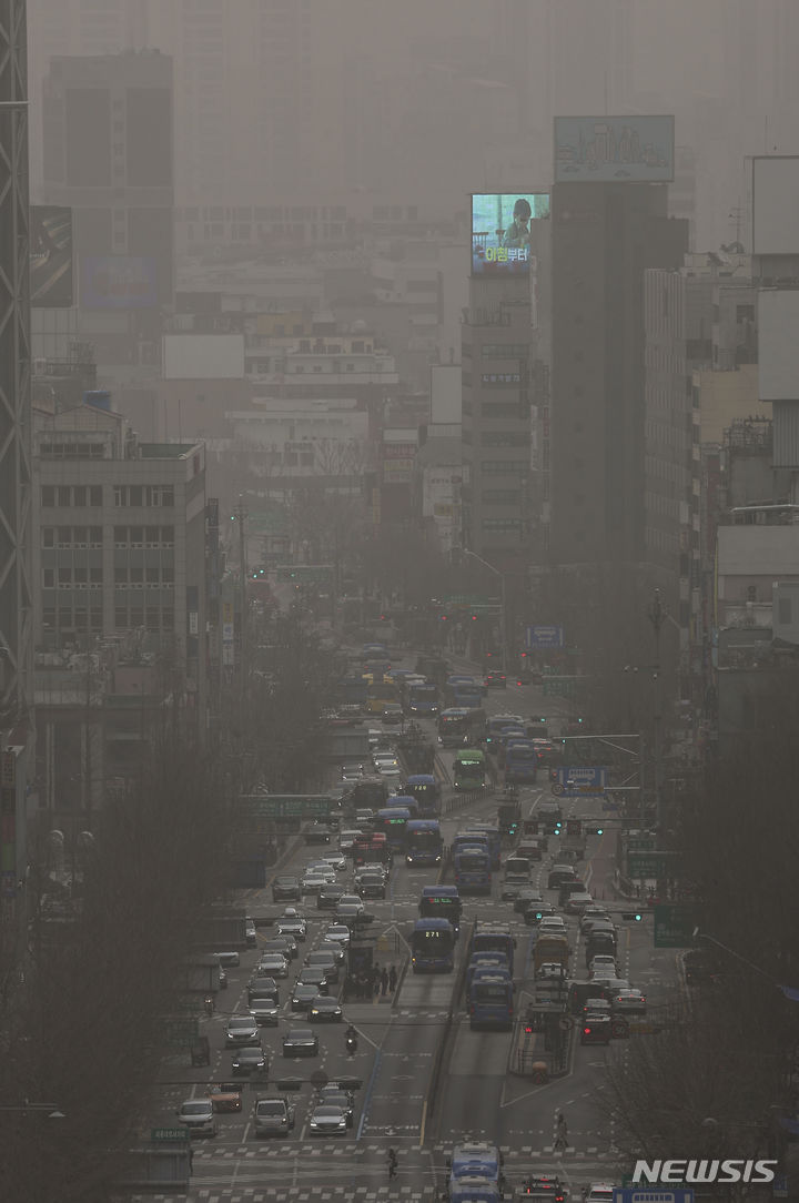 [서울=뉴시스] 정병혁 기자 = 전국 대부분의 지역에 황사와 미세먼지의 영향으로 대기질이 나쁜 가운데 29일 서울 도심이 뿌옇게 보이고 있다. 2024.03.29. jhope@newsis.com