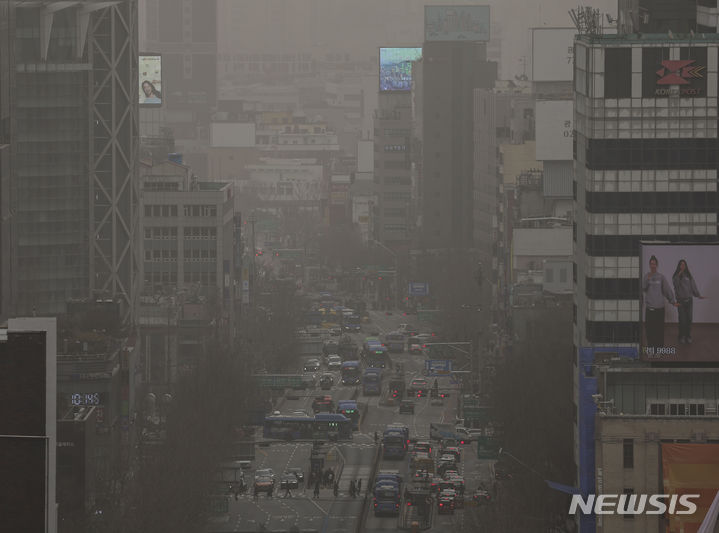 [서울=뉴시스] 정병혁 기자 = 전국 대부분의 지역에 황사와 미세먼지의 영향으로 대기질이 나쁜 가운데 29일 서울 도심이 뿌옇게 보이고 있다. 2024.03.29. jhope@newsis.com