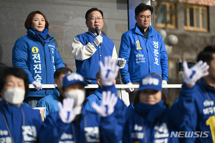 [광주=뉴시스] 이영주 기자 = 김부겸 더불어민주당 중앙당 공동상임선대위원장이 29일 오전 광주 북구청사거리에서 열린 출근길 유세 현장에서 발언하고 있다. 2024.03.29. leeyj2578@newsis.com