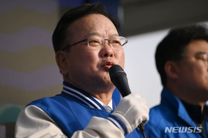 [광주=뉴시스] 이영주 기자 = 김부겸 더불어민주당 중앙당 공동상임선대위원장이 29일 오전 광주 북구청사거리에서 열린 출근길 유세 현장에서 발언하고 있다. 2024.03.29. leeyj2578@newsis.com