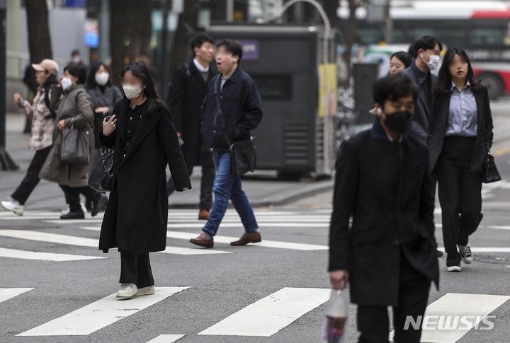 [서울=뉴시스] 정병혁 기자 = 전국 대부분의 지역에 황사와 미세먼지의 영향으로 대기질이 나쁜 가운데 29일 서울 중구 서울시청 인근에서 마스크를 쓴 시민들이 이동하고 있다. 2024.03.29. jhope@newsis.com